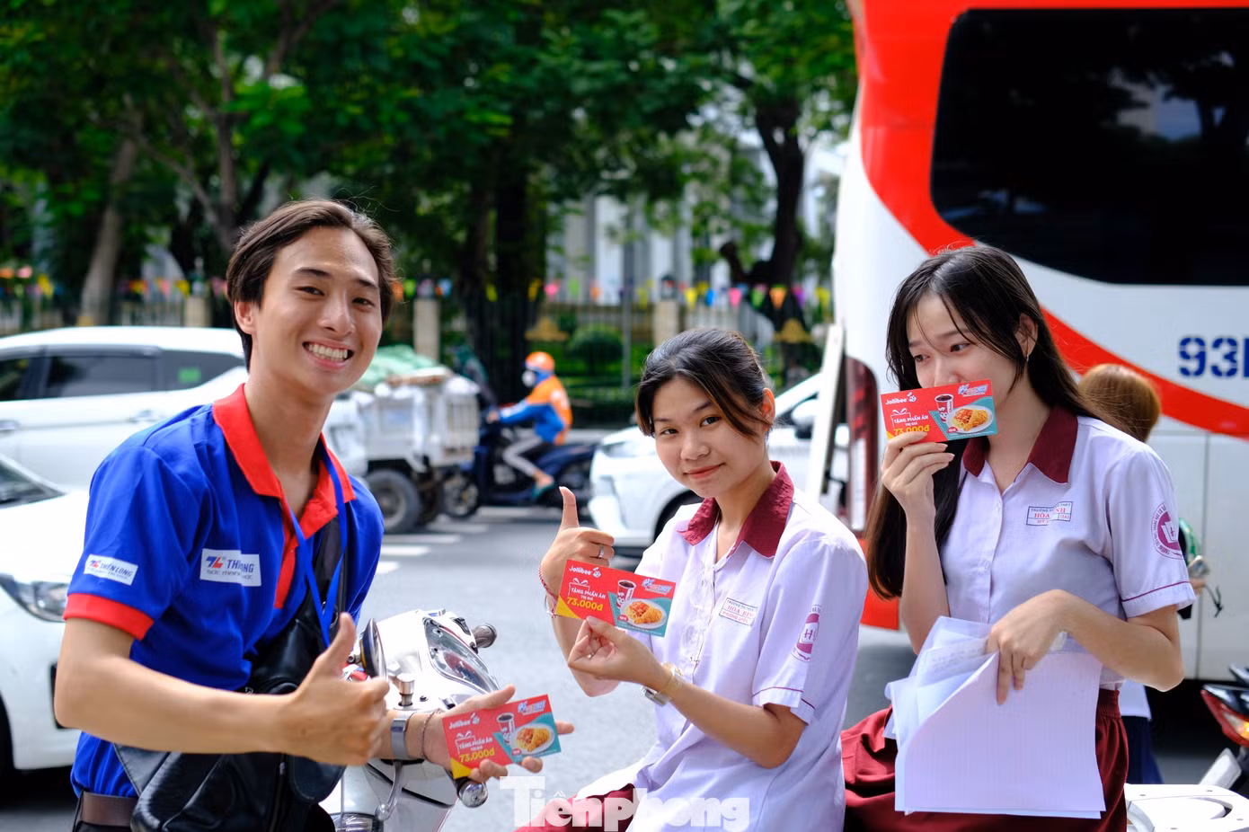 Tình nguyện viên tặng voucher ăn trưa cho sĩ tử sau buổi thi Tình nguyện viên tặng voucher ăn trưa cho sĩ tử sau buổi thi