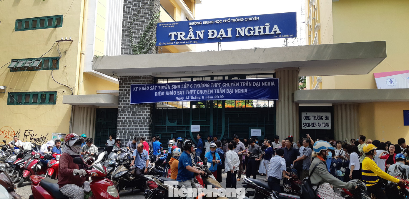 Phụ huynh chờ con trong một kỳ thi khảo sát vào lớp 6 Trường THPT chuyên Trần Đại Nghĩa (ảnh Nguyễn Dũng) Phụ huynh chờ con trong một kỳ thi khảo sát vào lớp 6 Trường THPT chuyên Trần Đại Nghĩa (ảnh Nguyễn Dũng)