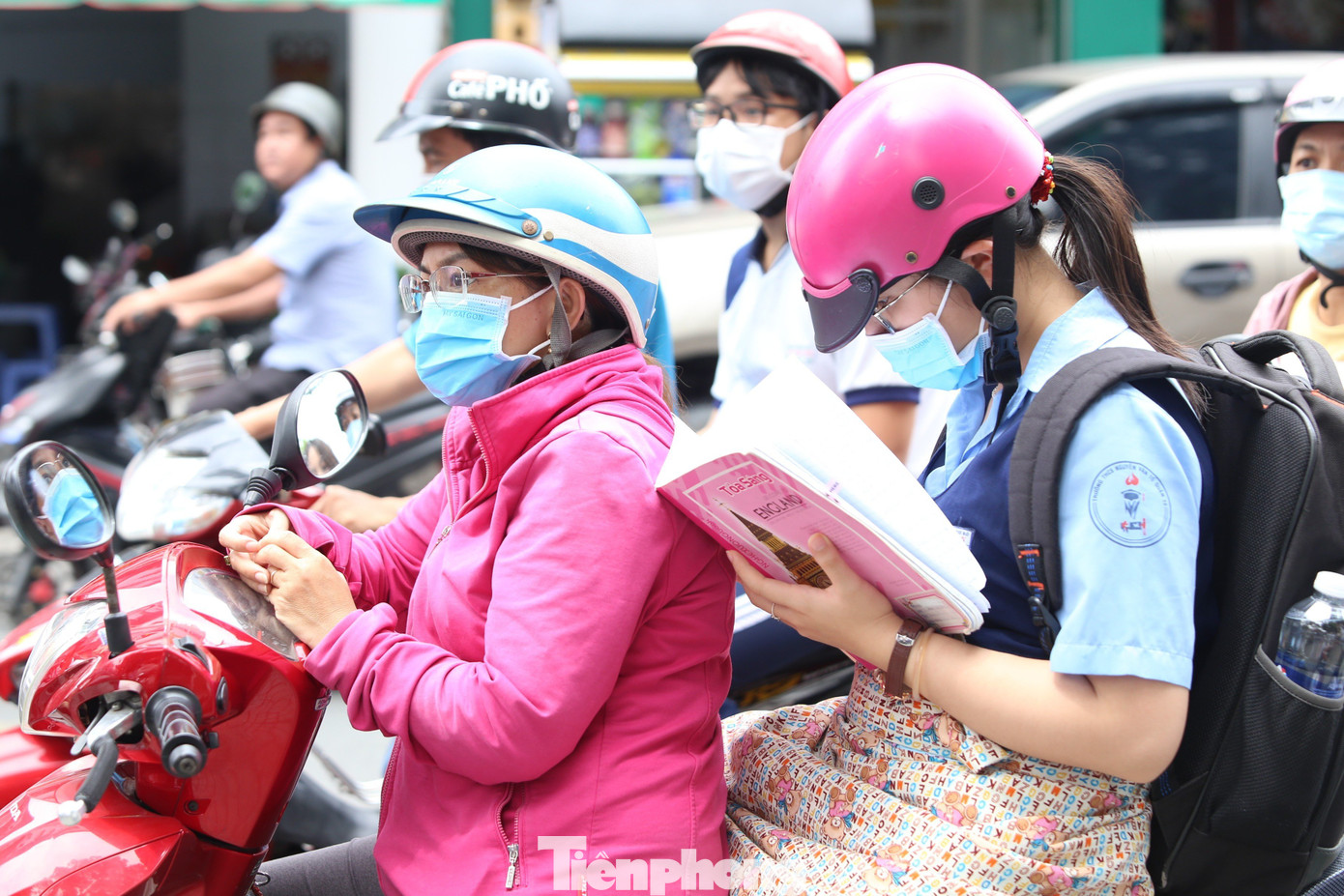 Đây là kỳ thi quan trọng nên nhiều thí sinh còn tranh thủ ôn bài trên đường đi thi