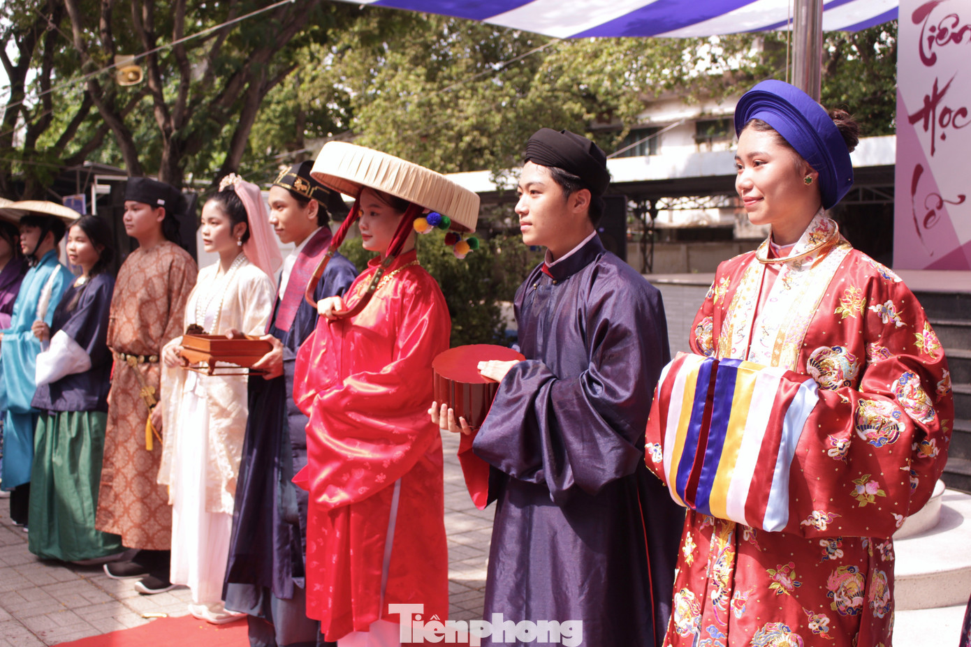 Các bộ trang phục truyền thống do chính các em học sinh thể hiện