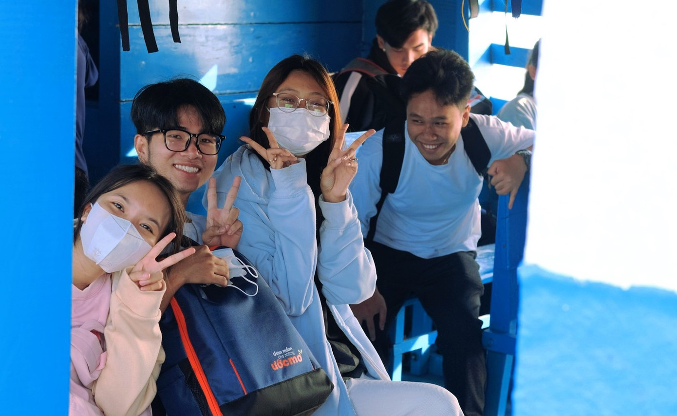 Các em học sinh ở xã đảo Thạnh An lên đò đi thi tốt nghiệp THPT 2023