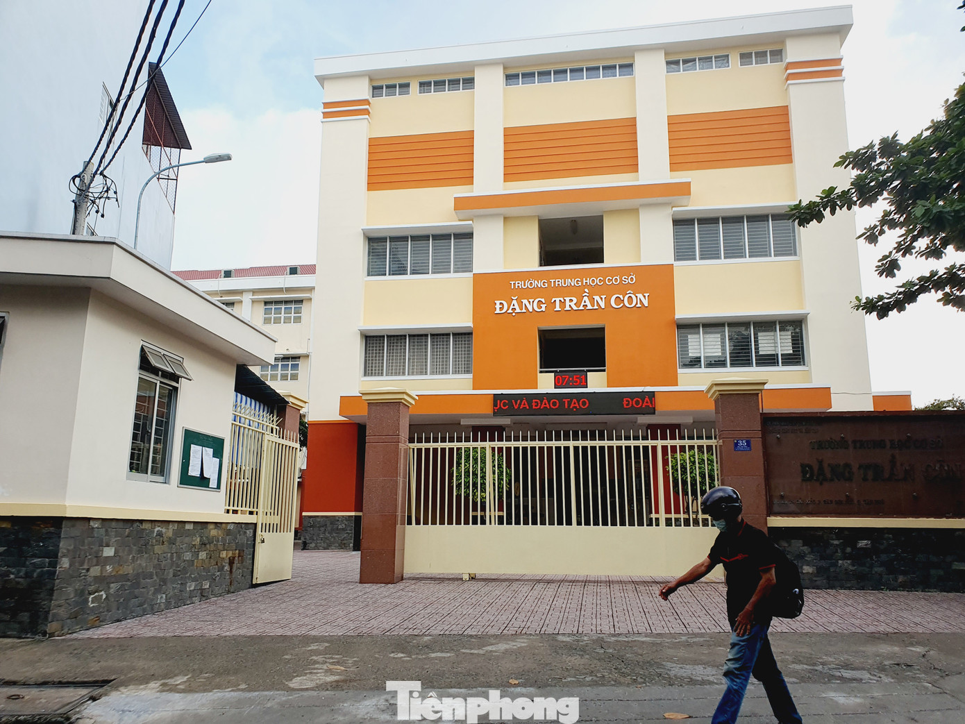 Trường THCS Đặng Trần Côn, quận Tân Phú (ảnh: Nguyễn Dũng) Trường THCS Đặng Trần Côn, quận Tân Phú (ảnh: Nguyễn Dũng)