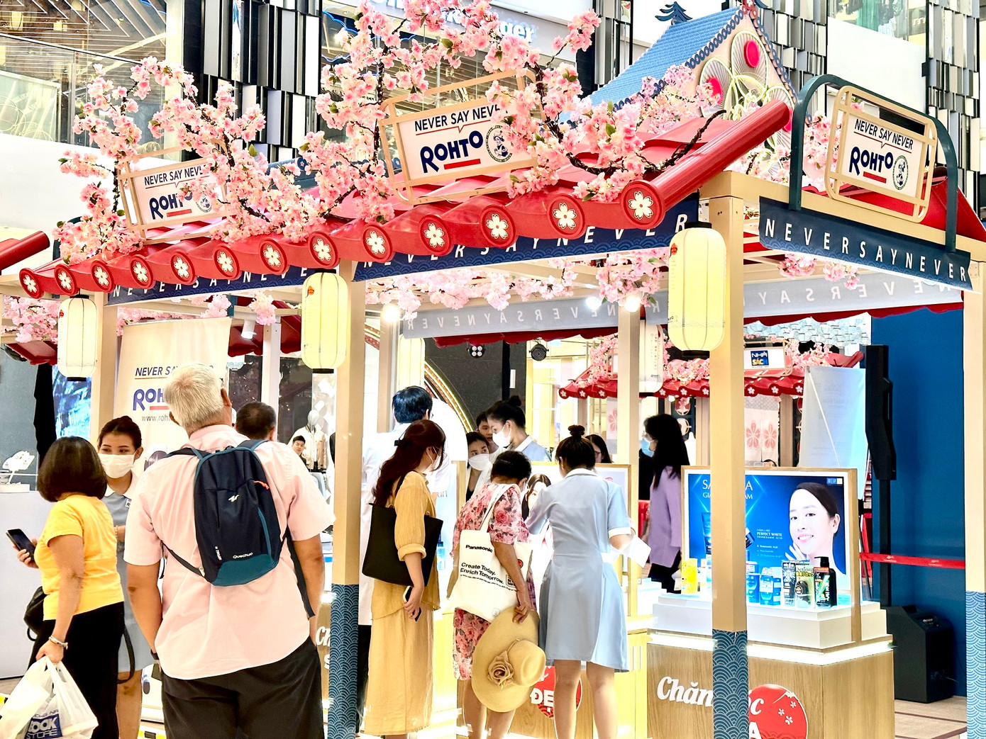 Đông người dân tham quan lễ hội