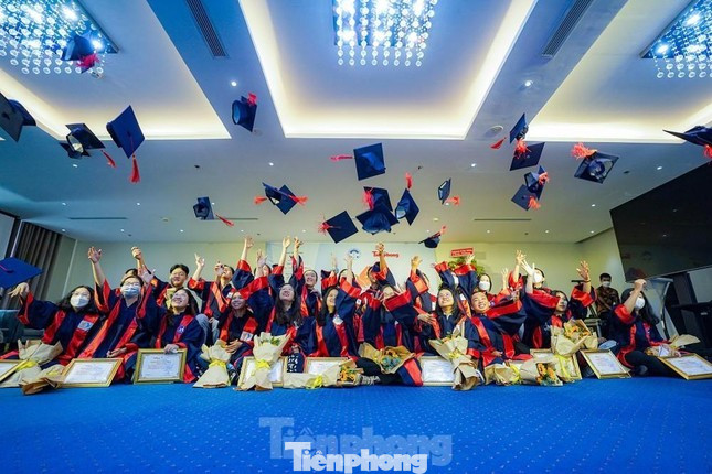 Tân sinh viên vui mừng nhận học bổng Nâng bước thủ khoa 2021 tại TPHCM