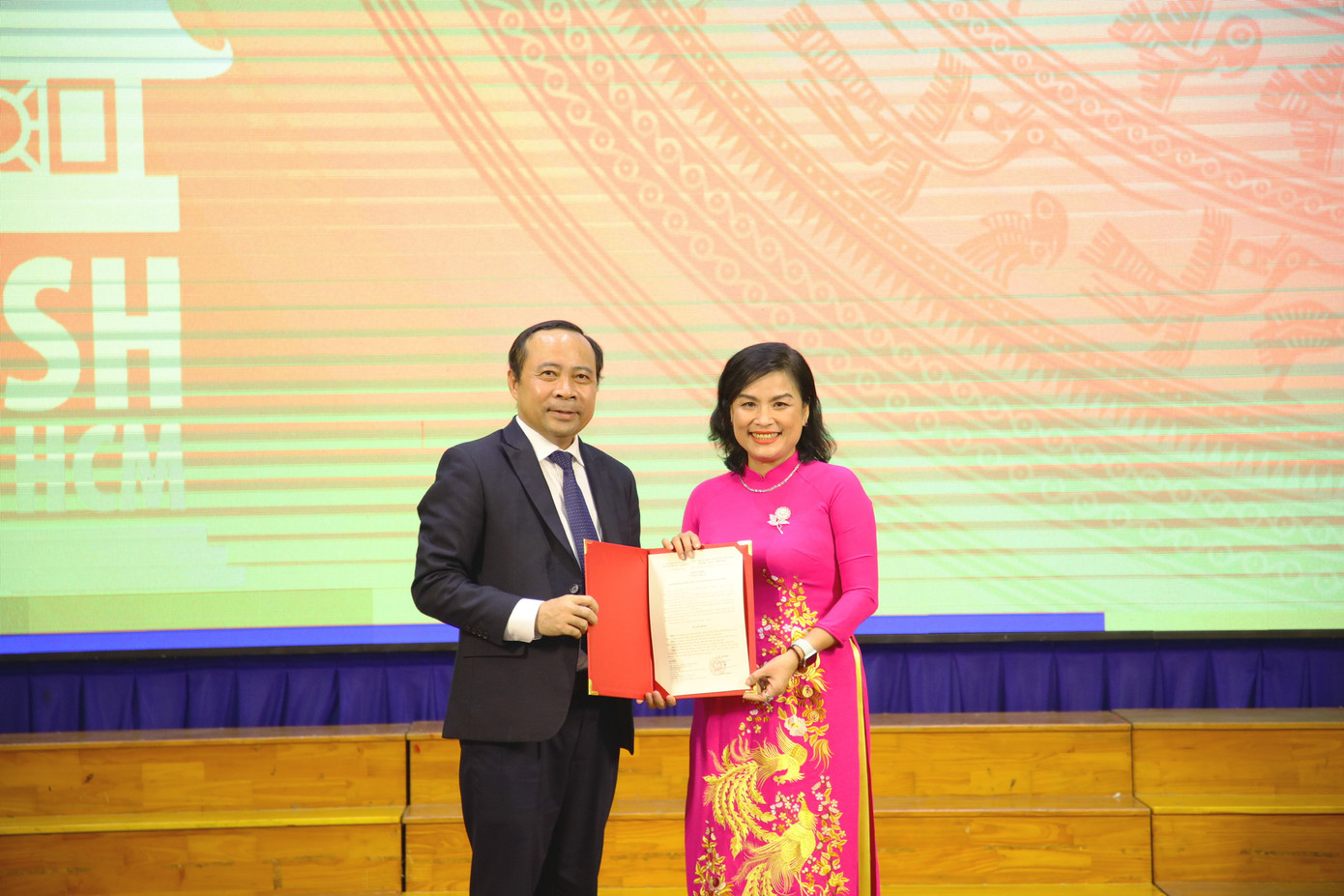 PGS.TS Vũ Hải Quân, Giám đốc ĐHQG TPHCM trao quyết định bổ nhiệm lại PGS.TS Ngô Thị Phương Lan giữ chức vụ Hiệu trưởng Trường ĐH KHXH&amp;NV