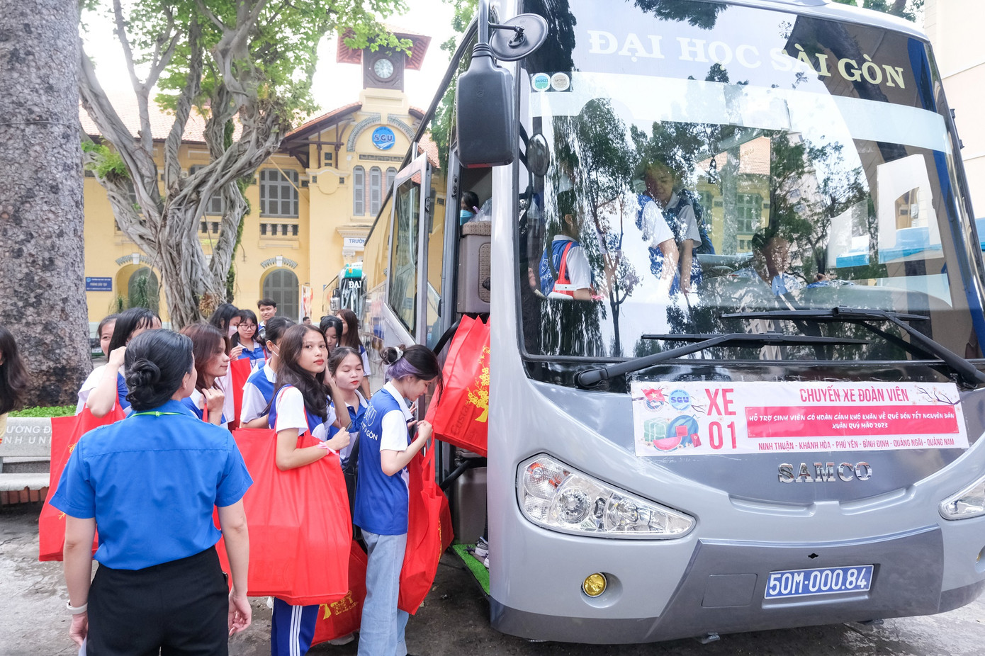 Chuyến xe đoàn viên đưa sinh viên Trường ĐH Sài Gòn về quê đón Tết sáng ngày 14/1 Chuyến xe đoàn viên đưa sinh viên Trường ĐH Sài Gòn về quê đón Tết sáng ngày 14/1