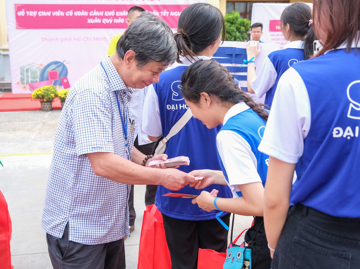 Sinh viên tham gia chương trình còn được nhận quà, tiền lì xì từ nhà trường Sinh viên tham gia chương trình còn được nhận quà, tiền lì xì từ nhà trường