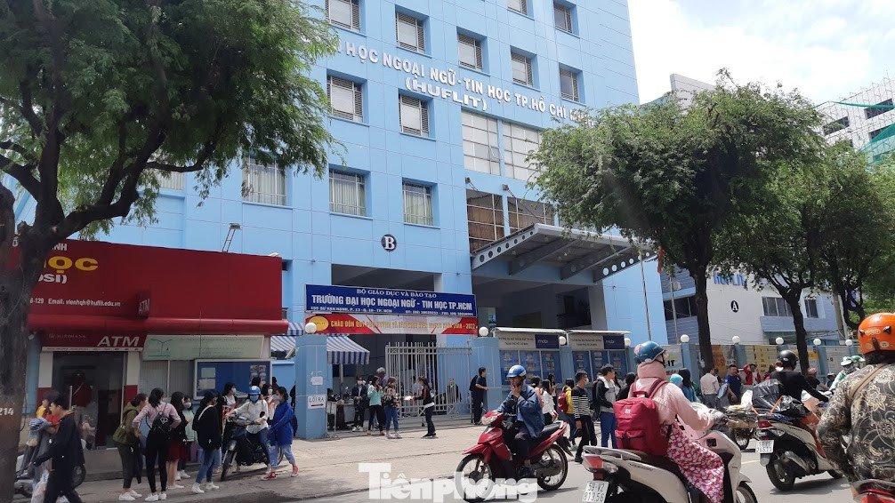 Trường ĐH Ngoại ngữ - Tin học TPHCM. Trường ĐH Ngoại ngữ - Tin học TPHCM.