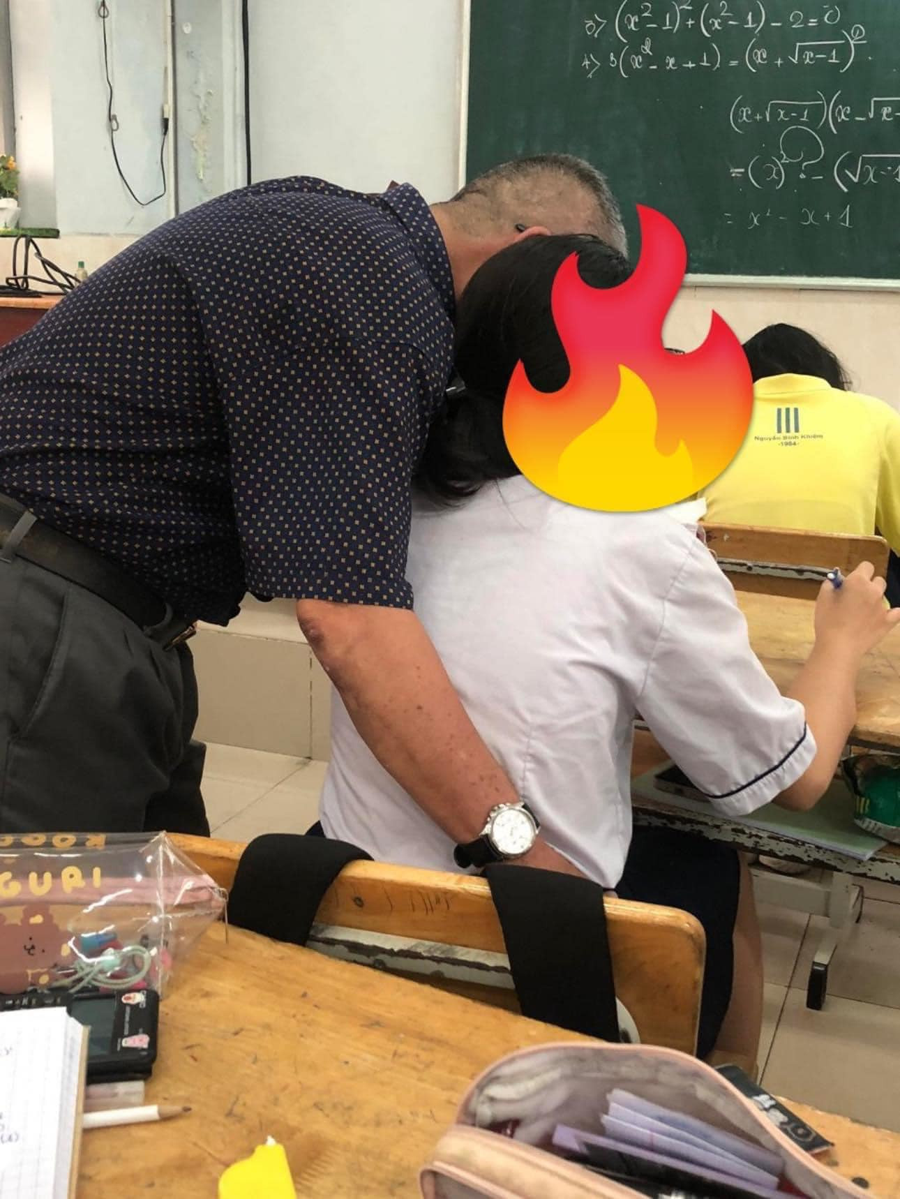 Hình ảnh phản cảm của thầy giáo bị tố lan truyền trên mạng xã hội Hình ảnh phản cảm của thầy giáo bị tố lan truyền trên mạng xã hội