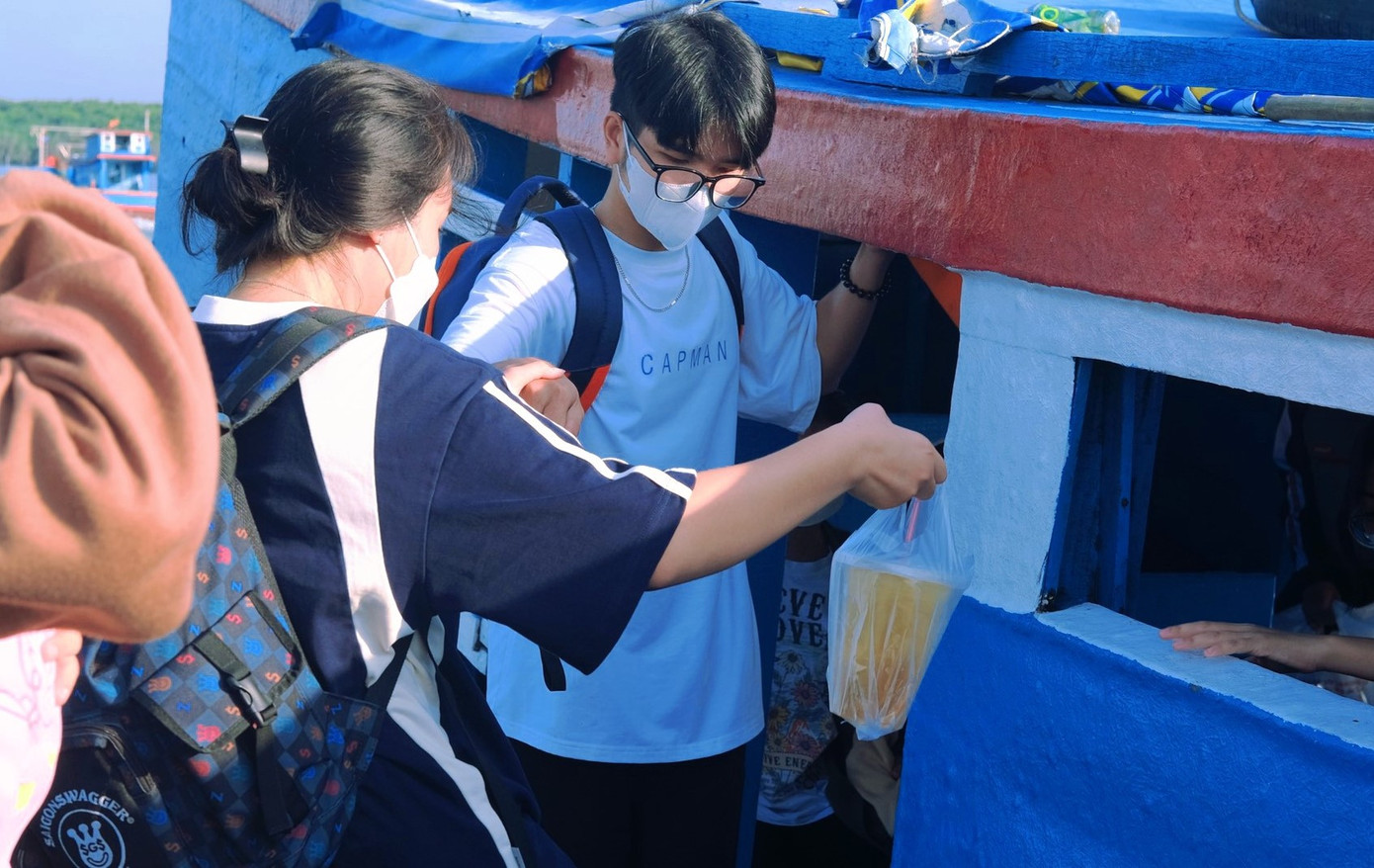 Học sinh lớp 12 Trường THCS - THPT Thạnh An lên tàu đi thi tốt nghiệp THPT năm 2023