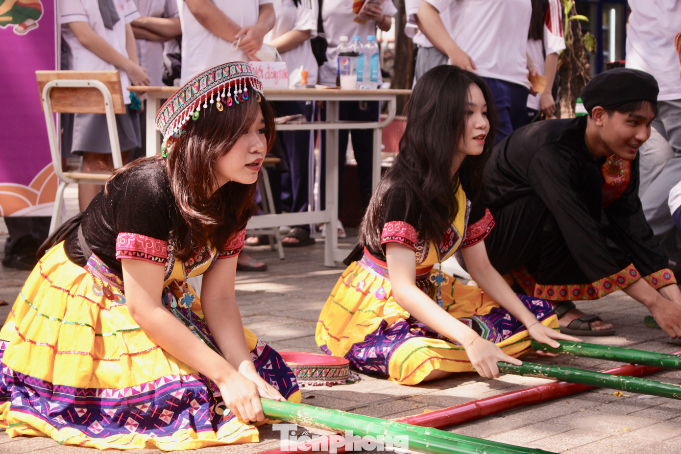 Các em học sinh hào hứng, nhiều em còn đăng ký thuê trang phục địa phương để mặc và chơi.
