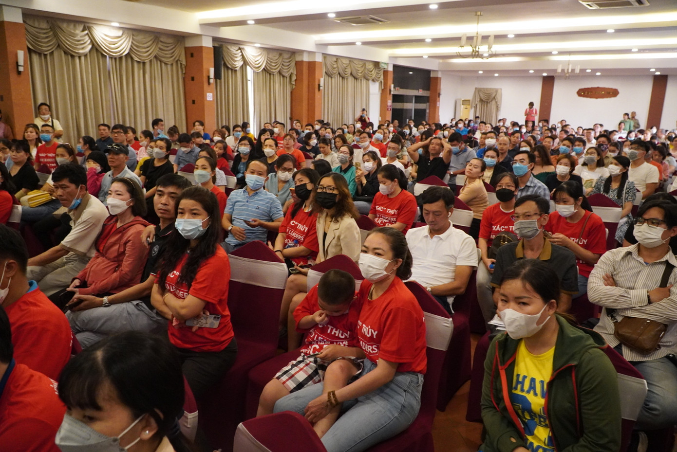 Có rất đông phụ huynh tham dự cuộc, nhiều phụ huynh còn mặc áo in cả chữ phản đối Apax Leaders.