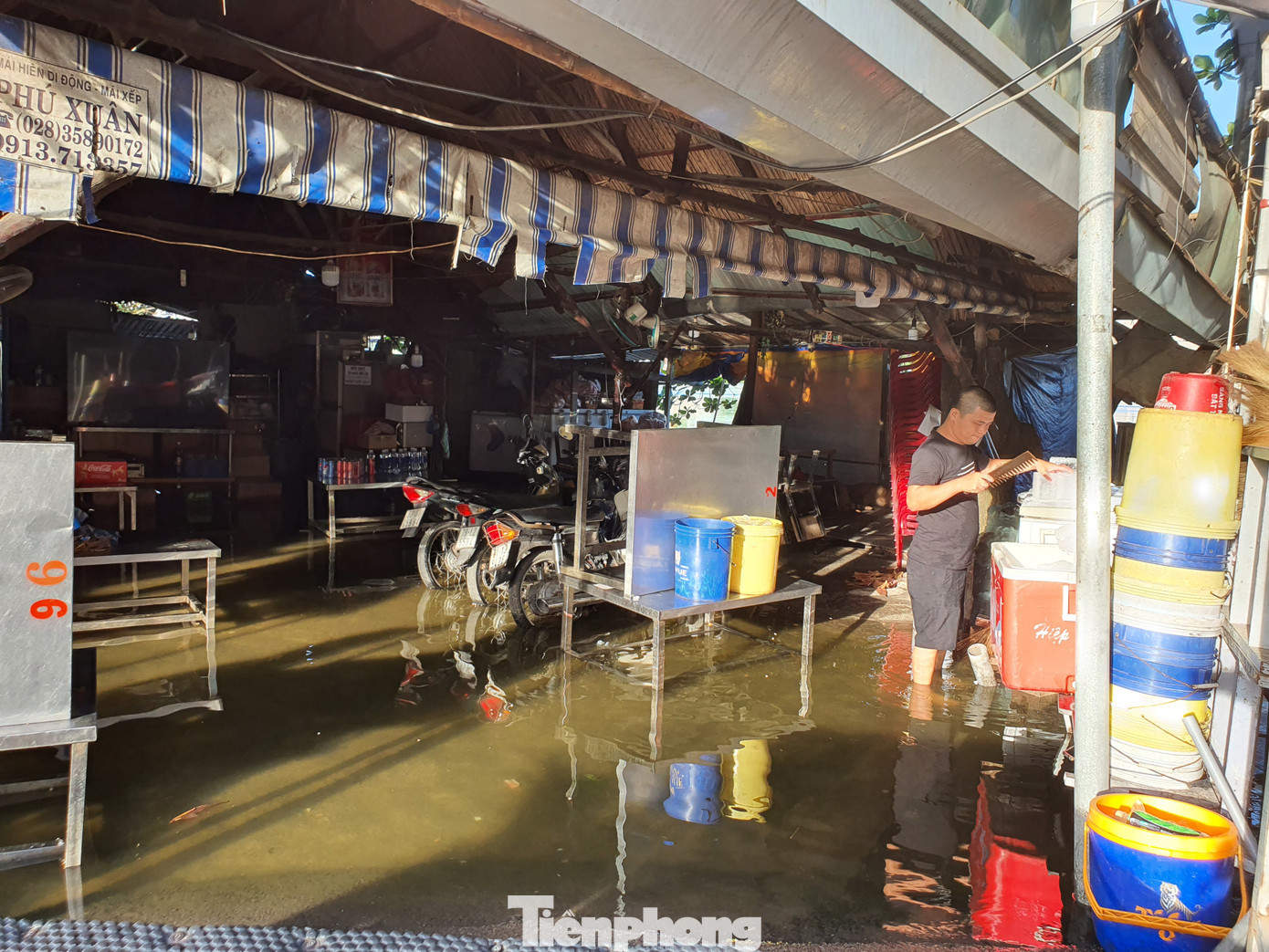 Quán xá cũng bị ngập sâu trong triều cường
