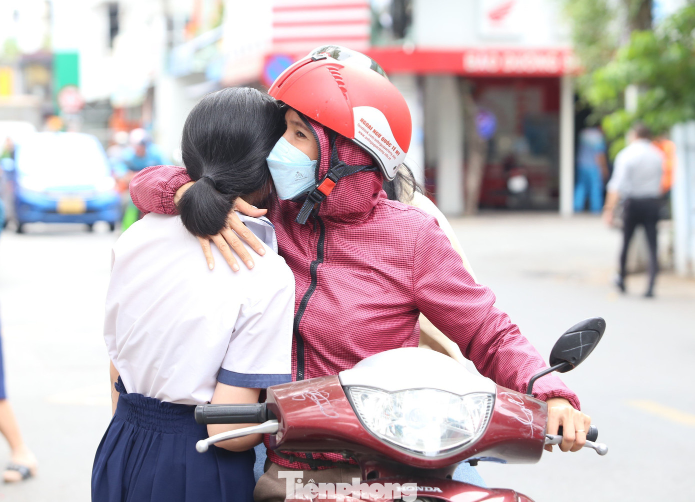 Cái ôm động viên con của người mẹ....