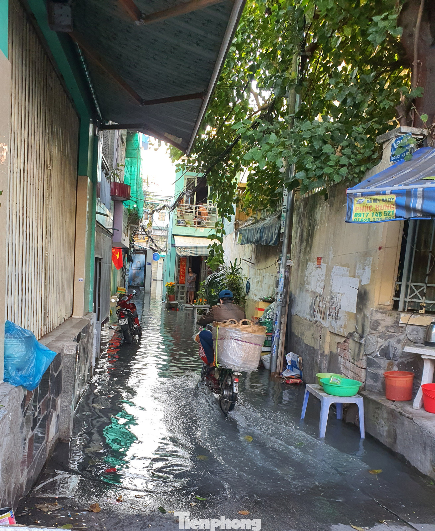 Một con hẻm ở phường 5 (quận Gò Vấp) bị ngập nước