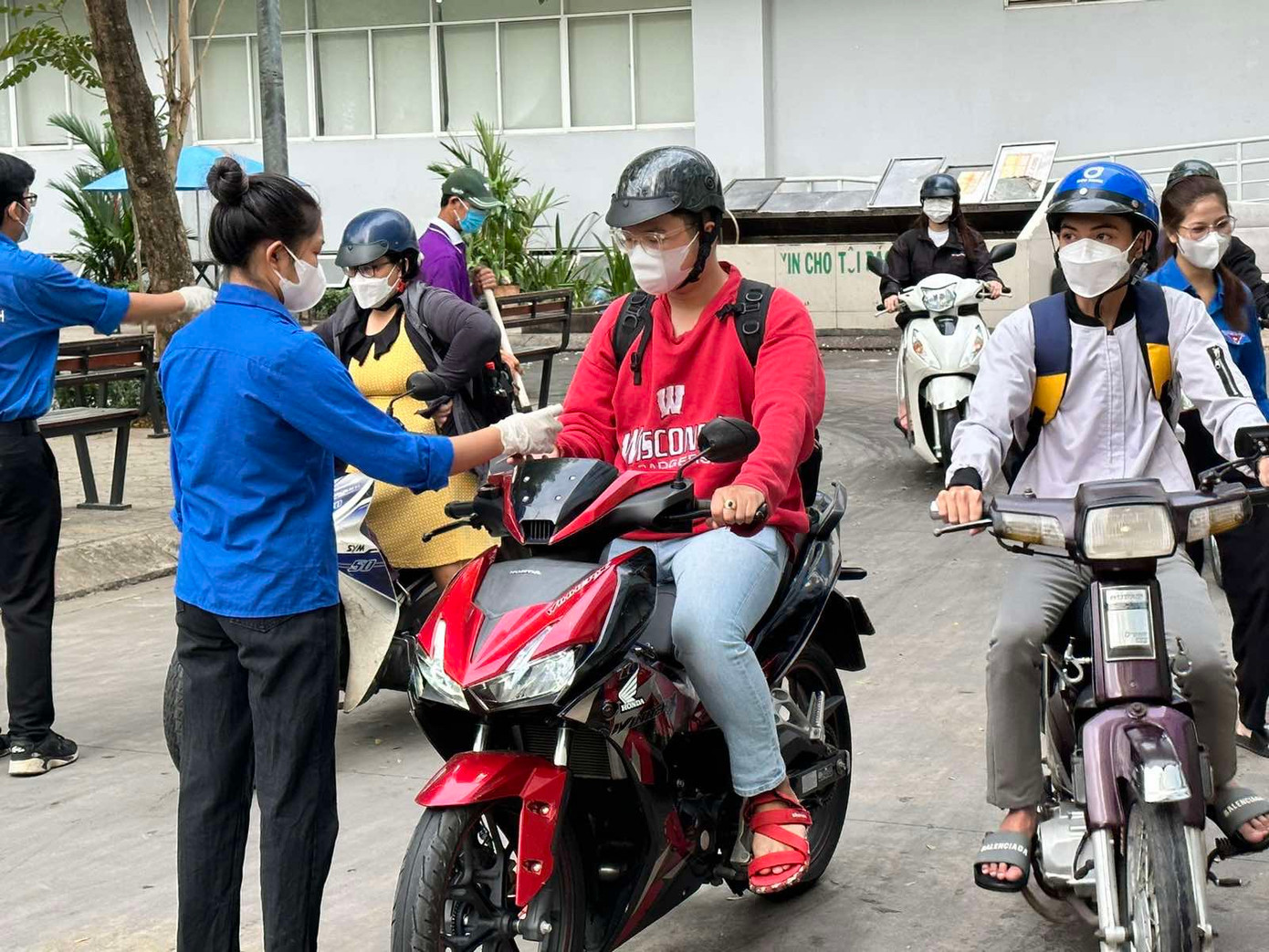 Sinh viên vào trường được các tình nguyện viên phát khẩu trang và yêu cầu rửa tay sát khuẩn Sinh viên vào trường được các tình nguyện viên phát khẩu trang và yêu cầu rửa tay sát khuẩn