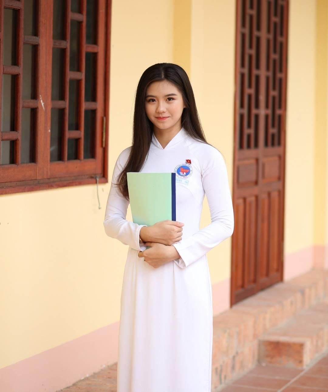 Yến Nhi có vẻ đẹp xinh xắn, ngọt ngào từ khi còn là học sinh THPT.