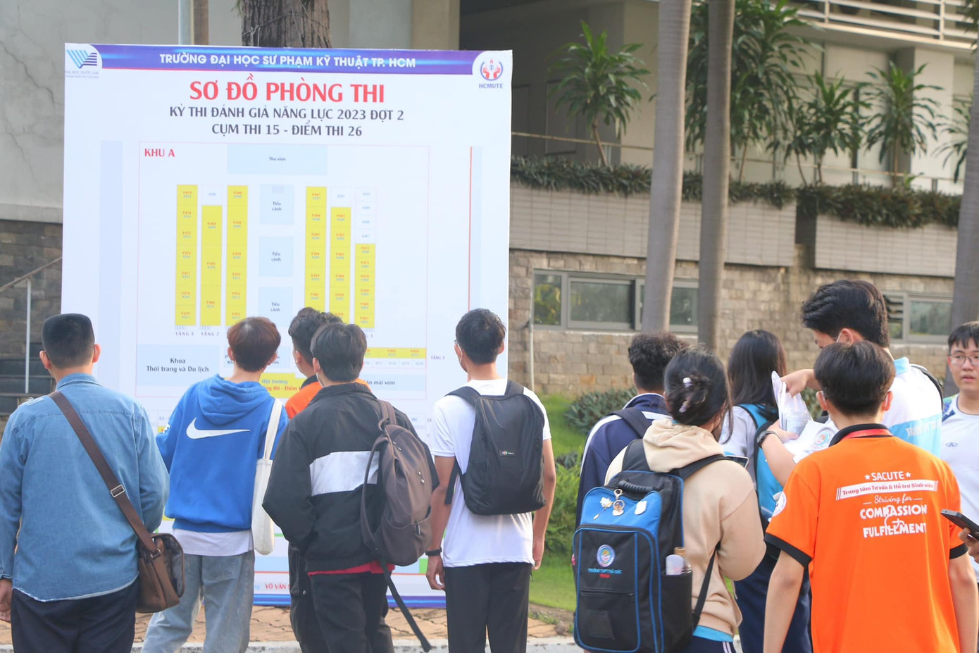 Thí sinh dự thi tại điểm thi Trường ĐH Sư phạm Kỹ thuật TPHCM Thí sinh dự thi tại điểm thi Trường ĐH Sư phạm Kỹ thuật TPHCM