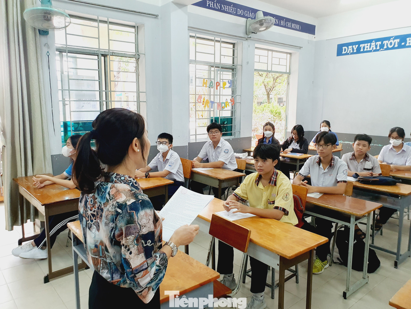 Giám thị phổ biến quy chế thi cho các thí sinh Giám thị phổ biến quy chế thi cho các thí sinh