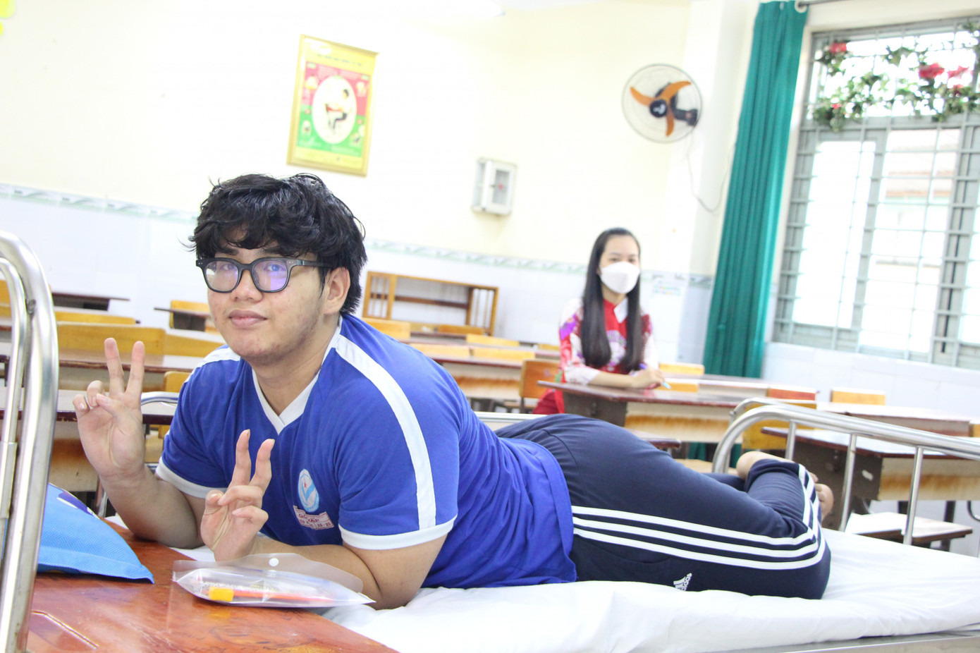 Phong tự tin nằm trên giường làm bài thi môn Văn Phong tự tin nằm trên giường làm bài thi môn Văn