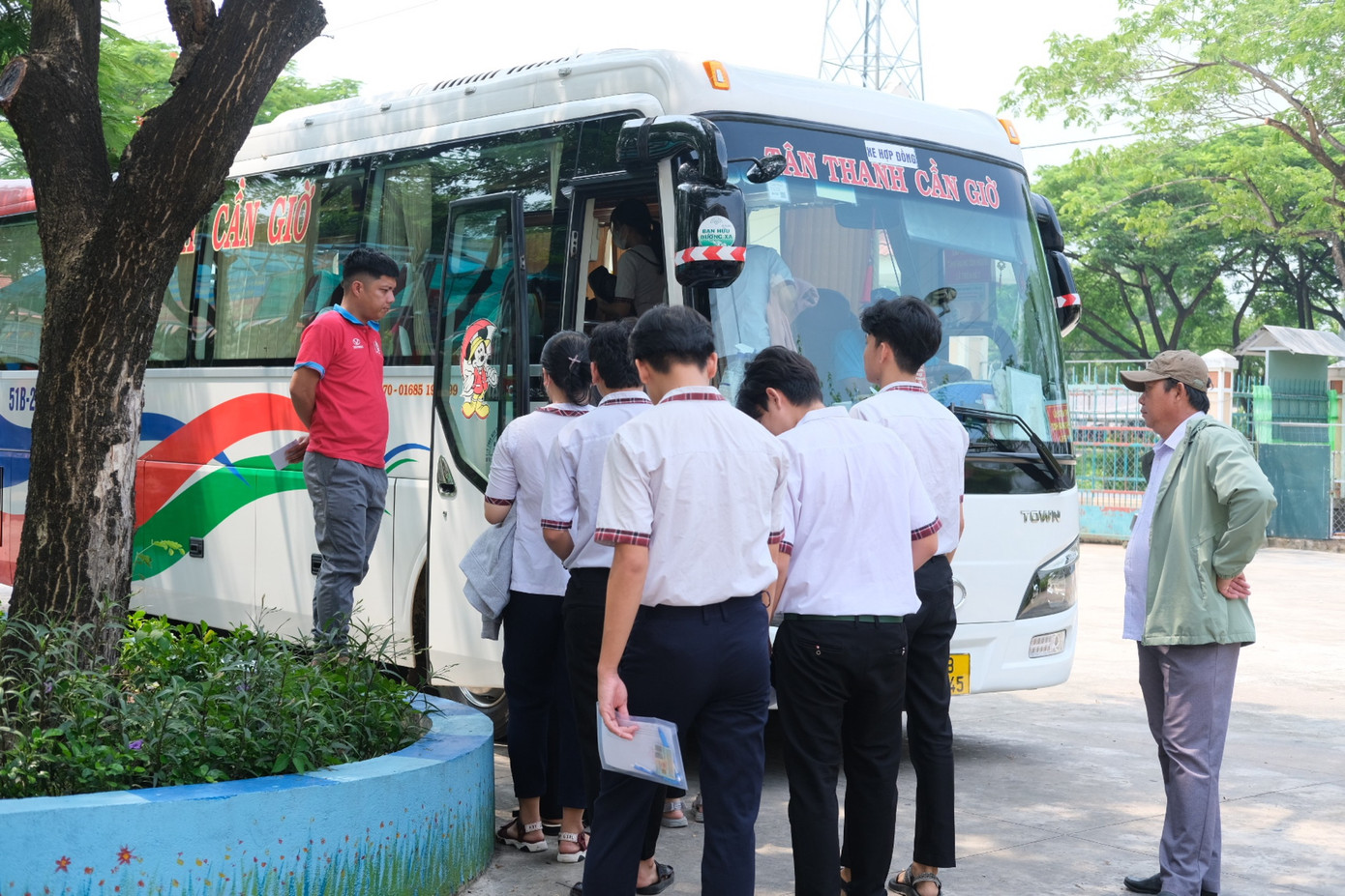 Sau khi đò cập bến, cô trò lại lên xe về trường, ổn định chỗ nghỉ ngơi để chiều ghé điểm thi làm thủ tục dự thi