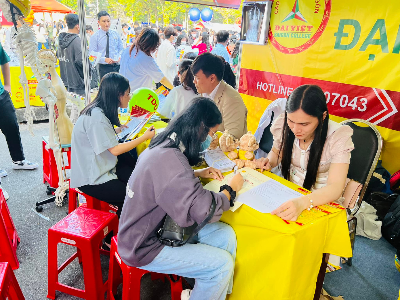 Thí sinh được chuyên gia của các trường đại học, cao đẳng tư vấn ngành nghề tại ngày hội Thí sinh được chuyên gia của các trường đại học, cao đẳng tư vấn ngành nghề tại ngày hội