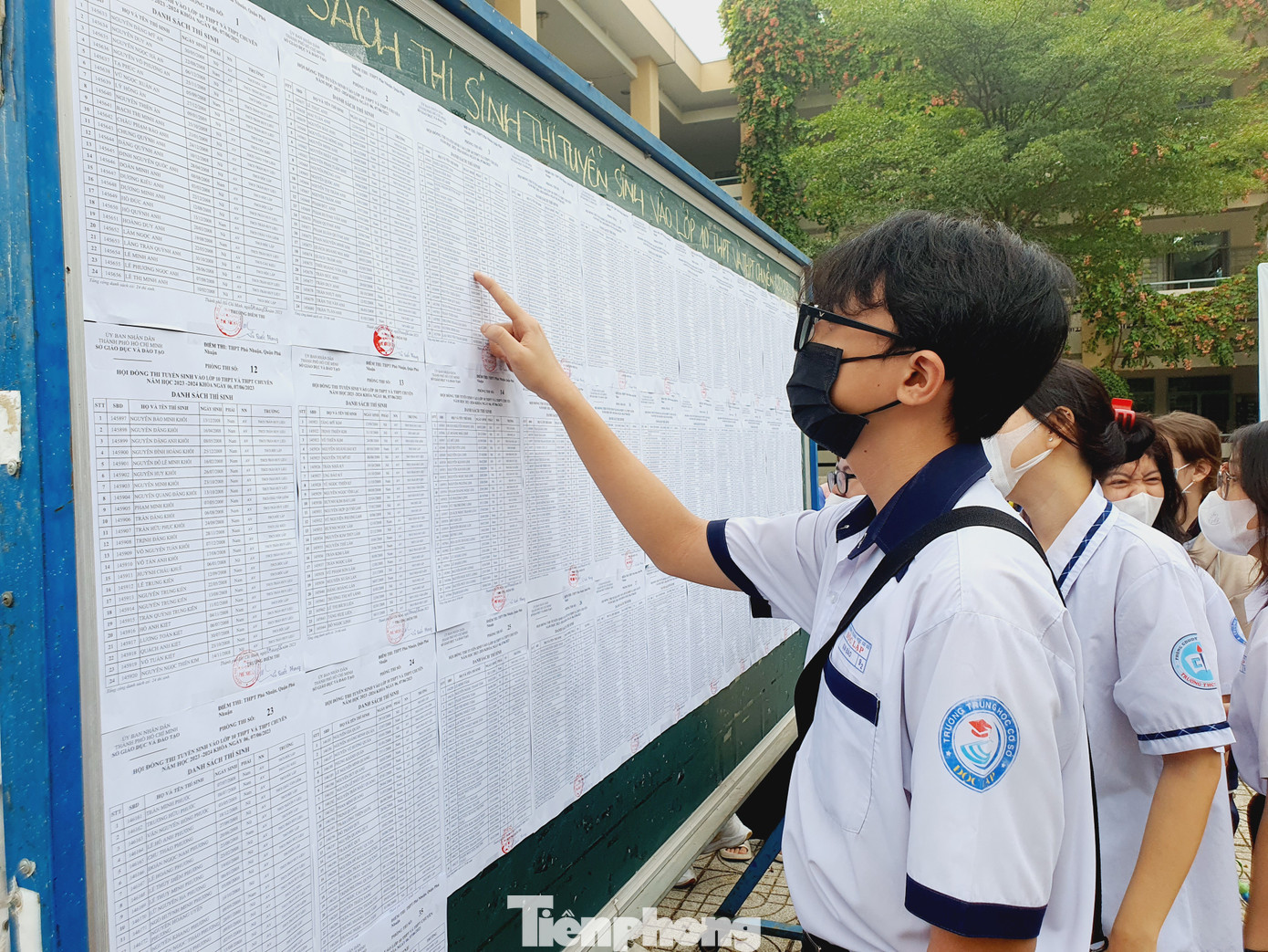 Thí sinh tìm tên tại danh sách dán tại điểm thi Thí sinh tìm tên tại danh sách dán tại điểm thi