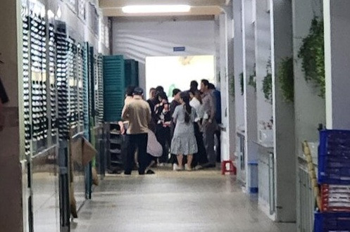 Phụ huynh lớp 1/2 nhận lại tiền từ nhà trường đêm 28/9 (ảnh CTV) Phụ huynh lớp 1/2 nhận lại tiền từ nhà trường đêm 28/9 (ảnh CTV)