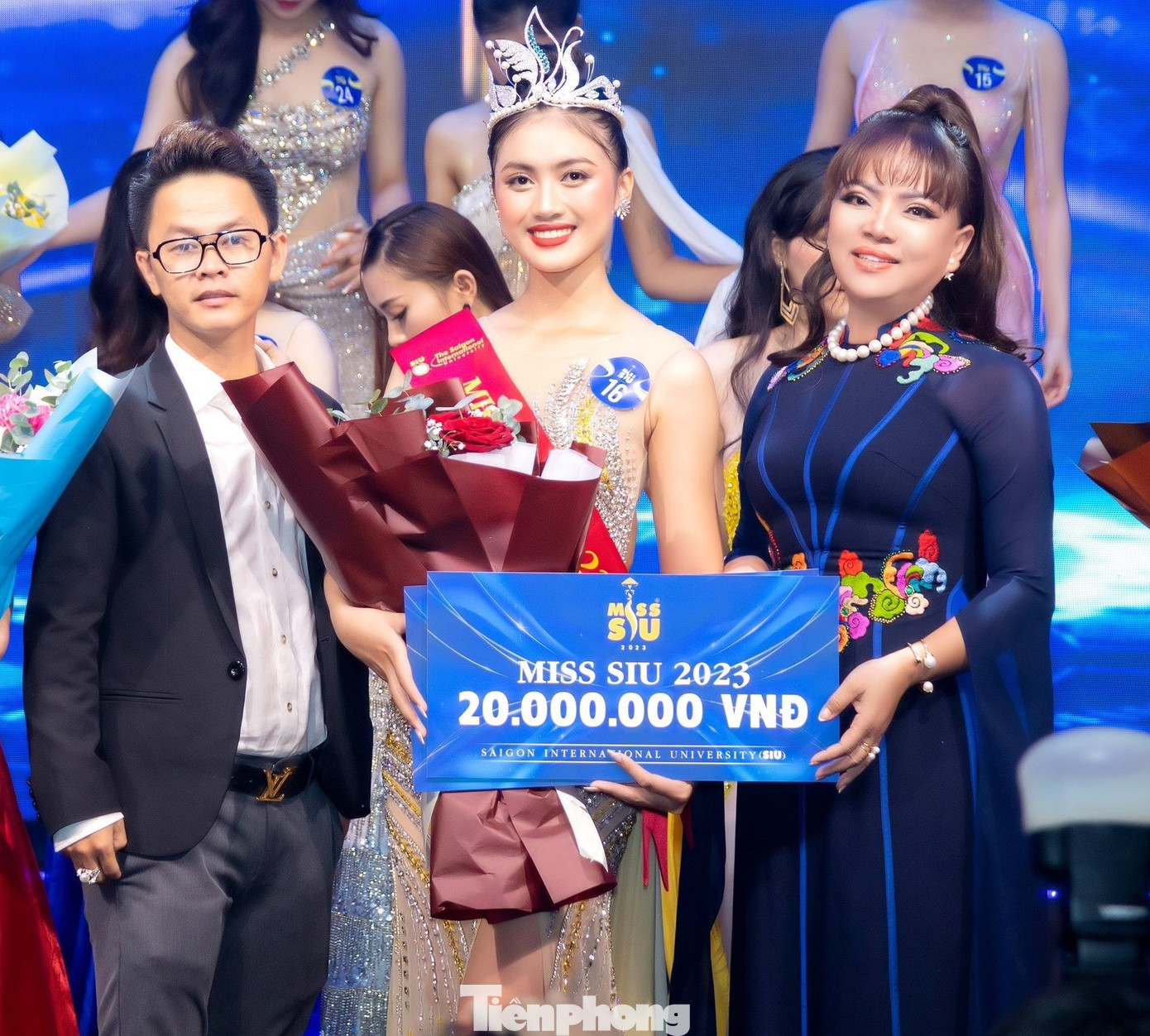 Quỳnh Như đăng quang tối 20/5 sau khi vượt qua 15 thí sinh khác ở đêm chung kết. Tân hoa khôi được trao tặng vương miện mang tên “Sen đại dương” có giá trị gần 2 tỉ đồng với sự kết hợp tinh tế từ bạc Ý nguyên khối, 65 viên ngọc trai Akoya và 1.000 viên kim cương nhân tạo. Quỳnh Như đăng quang tối 20/5 sau khi vượt qua 15 thí sinh khác ở đêm chung kết. Tân hoa khôi được trao tặng vương miện mang tên “Sen đại dương” có giá trị gần 2 tỉ đồng với sự kết hợp tinh tế từ bạc Ý nguyên khối, 65 viên ngọc trai Akoya và 1.000 viên kim cương nhân tạo.