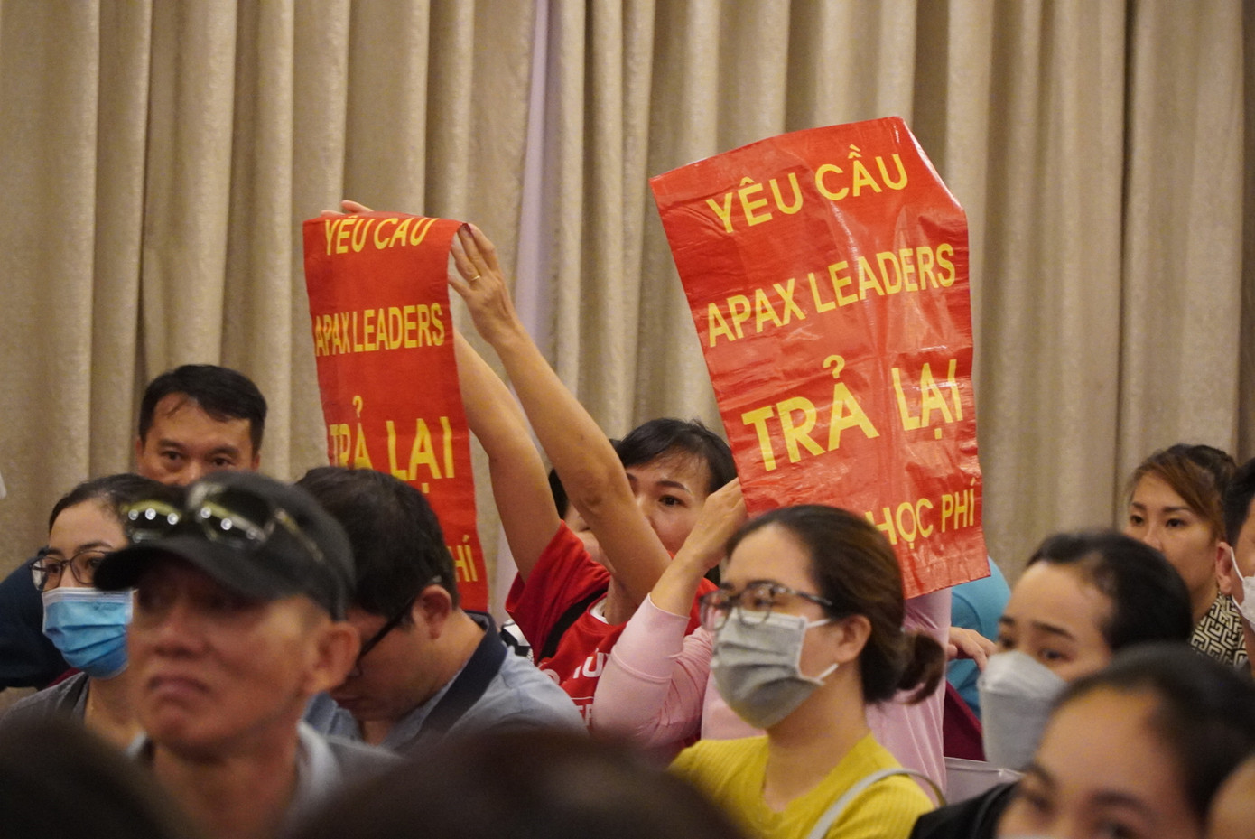 Nhiều phụ huynh căng băng rôn yêu cầu Apax Leaders trả lại tiền tại một buổi làm việc với trung tâm hồi đầu tháng 4