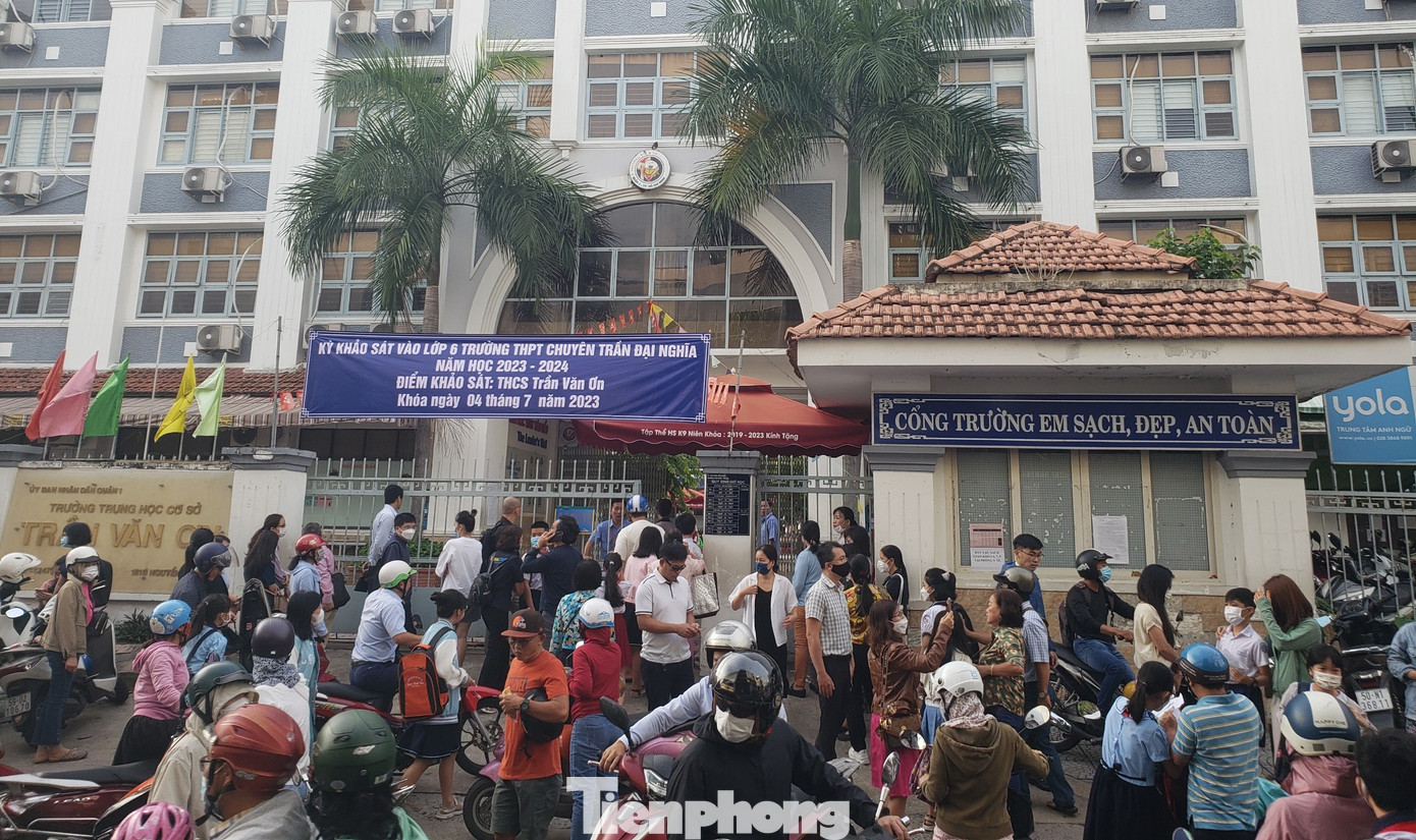 Phụ huynh có con thi khảo sát vào lớp 6 tại TPHCM ngày 4/7 Phụ huynh có con thi khảo sát vào lớp 6 tại TPHCM ngày 4/7