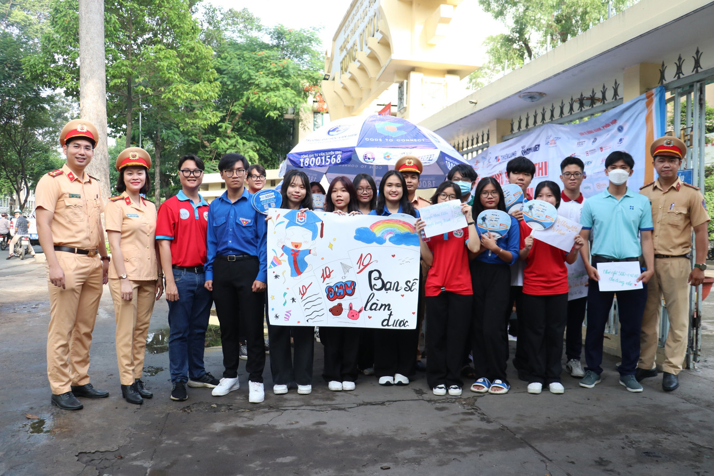 Các chiến sĩ CSGT và các tình nguyện viên tiếp sức mùa thi hỗ trợ thí sinh tại các điểm thi