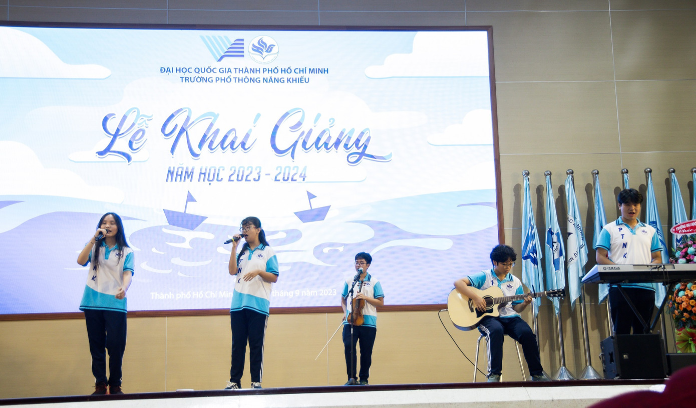 Học sinh biểu diễn văn nghệ tại buổi khai giảng