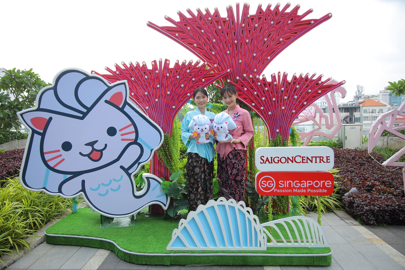 Người dân trải nghiệm lễ hội và chụp hình làm kỷ niệm.