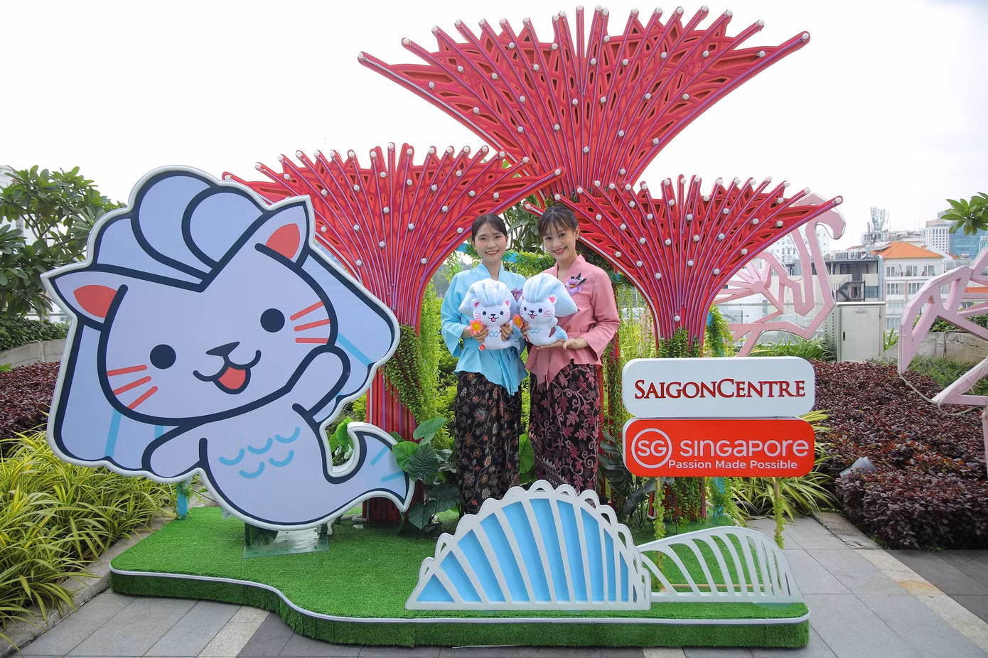 Người dân trải nghiệm lễ hội và chụp hình làm kỷ niệm.