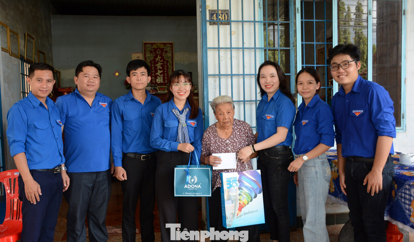 Đoàn về nguồn thăm và tặng quà Mẹ Việt Nam anh hùng Phan Thị Hợi. Phần quà do Phòng khám chuyên khoa thẩm mỹ Adona hỗ trợ khi nhận được lời kêu gọi từ Chi đoàn báo Tiền Phong tại TPHCM Đoàn về nguồn thăm và tặng quà Mẹ Việt Nam anh hùng Phan Thị Hợi. Phần quà do Phòng khám chuyên khoa thẩm mỹ Adona hỗ trợ khi nhận được lời kêu gọi từ Chi đoàn báo Tiền Phong tại TPHCM