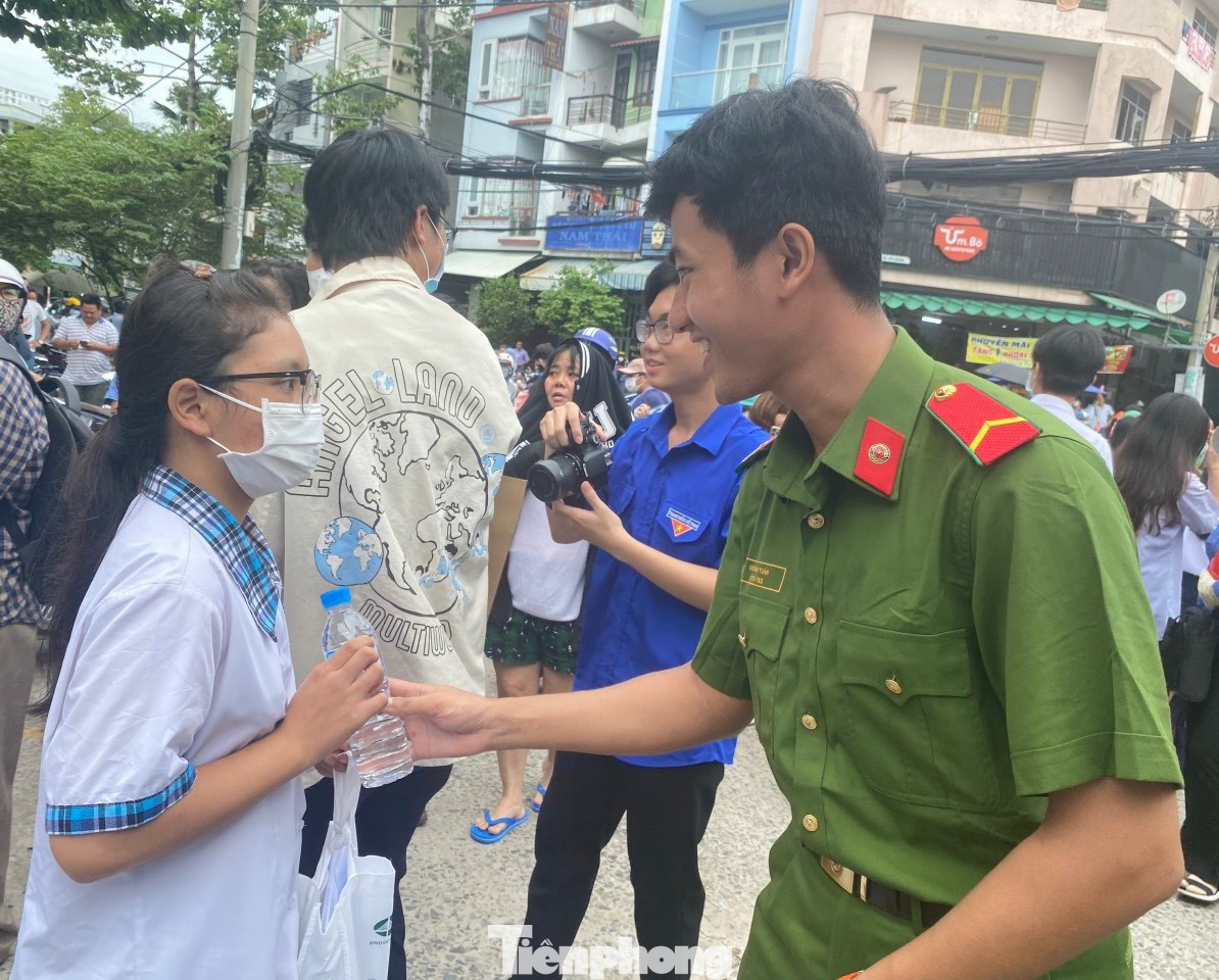 Đoàn thanh niên Công an TPHCM cũng tích cực hỗ trợ sĩ tử trước và sau thi bằng cách phát nước, tặng bút, thậm chí là túc trực sẵn sàng đưa đón thí sinh nếu có sự cố xảy ra