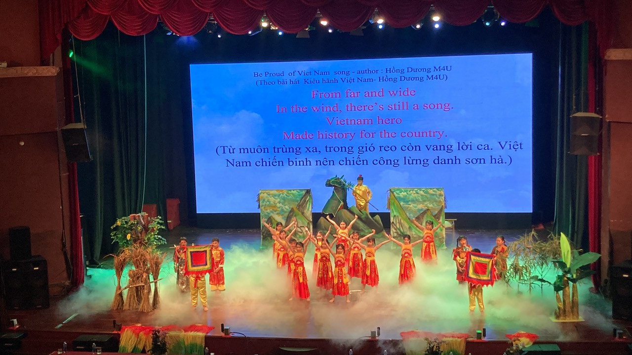 Các tiết mục được học sinh thể hiện bằng tiếng Anh Các tiết mục được học sinh thể hiện bằng tiếng Anh