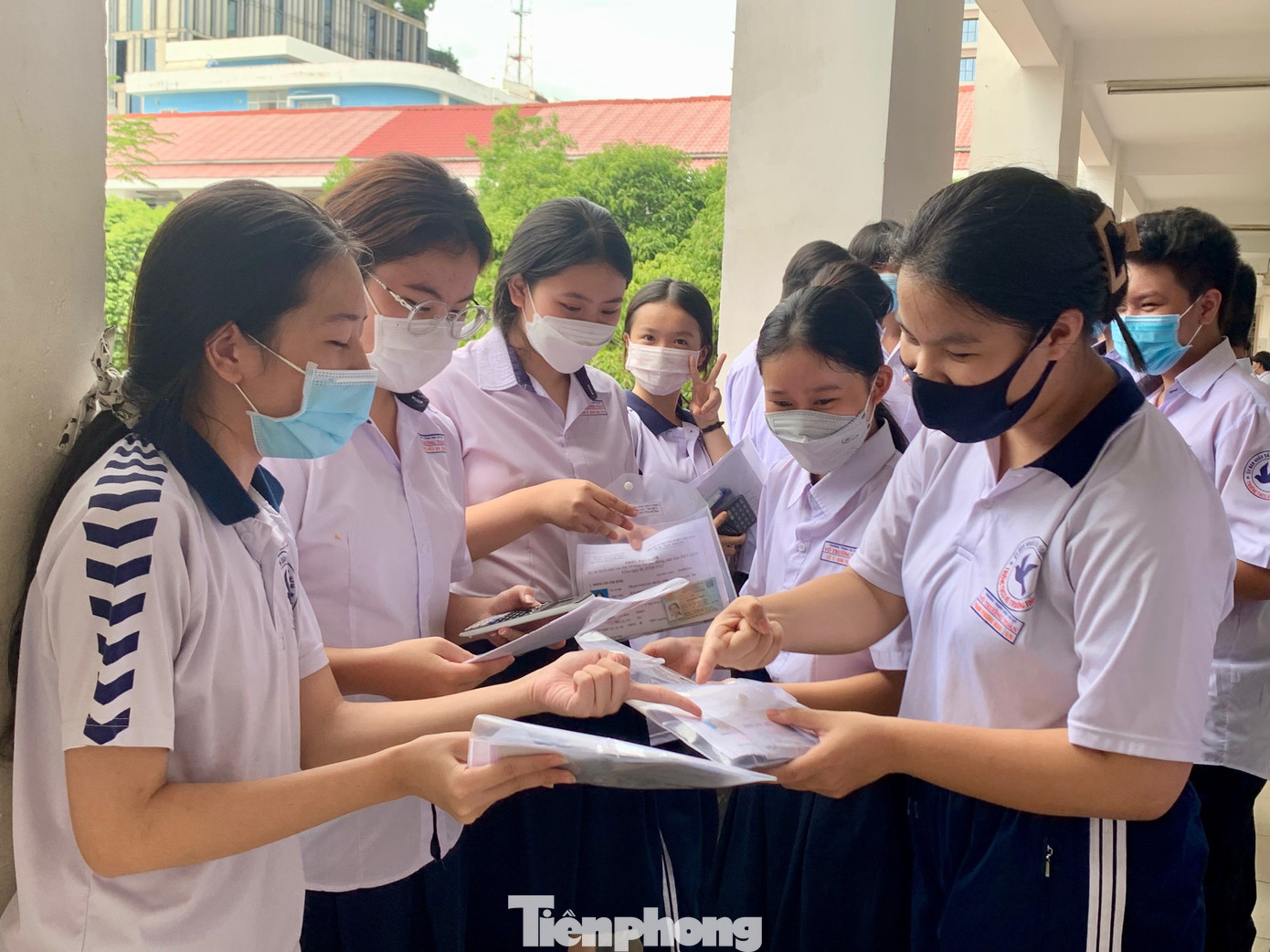 Thí sinh trao đổi bài thi sau môn thi tiếng Anh (ảnh: Thùy Linh) Thí sinh trao đổi bài thi sau môn thi tiếng Anh (ảnh: Thùy Linh)