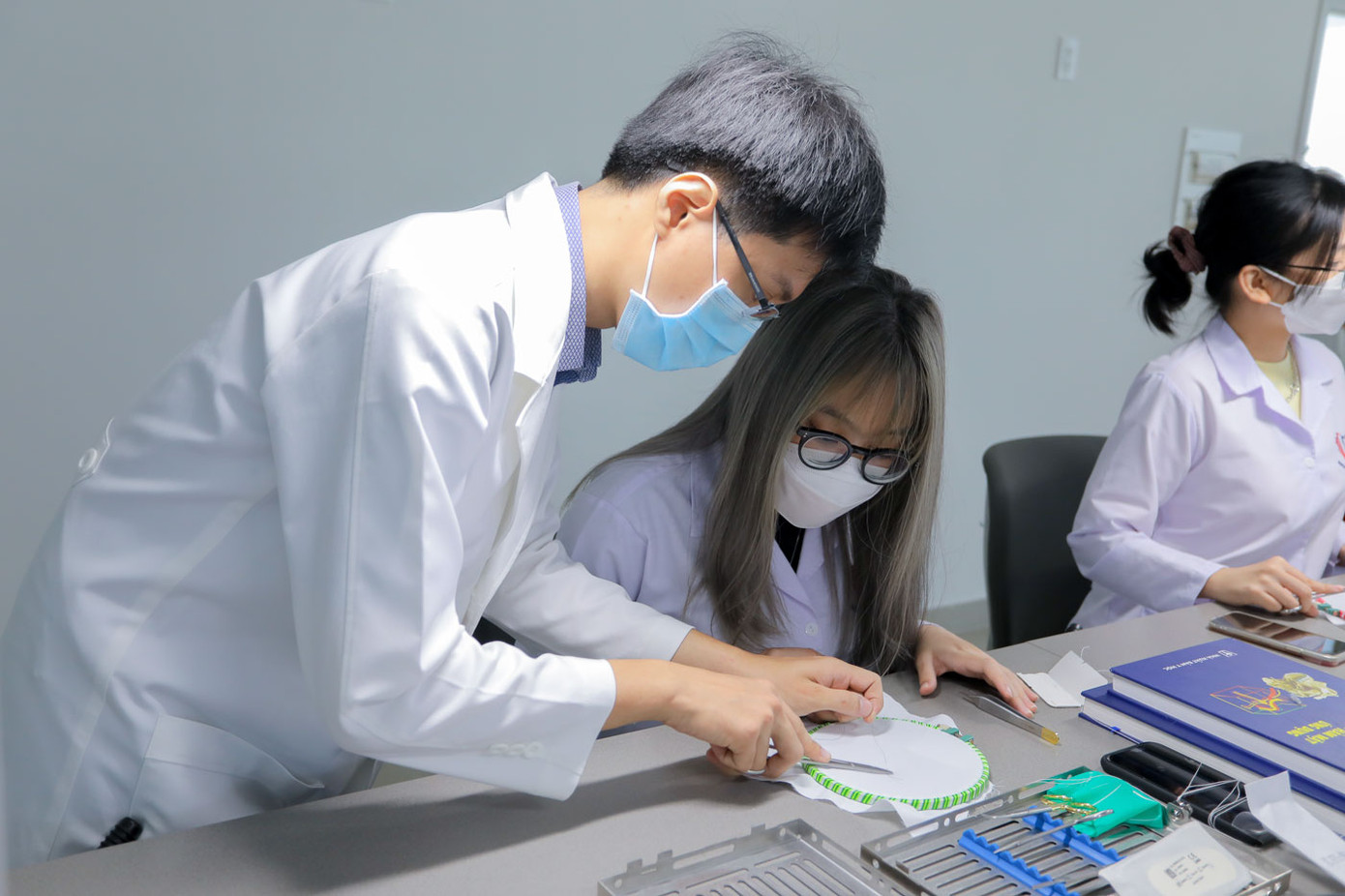 Theo các trường, tuyển sinh ngành Y có môn Văn giúp bác sĩ ra trường có tính nhân văn, thương người hơn