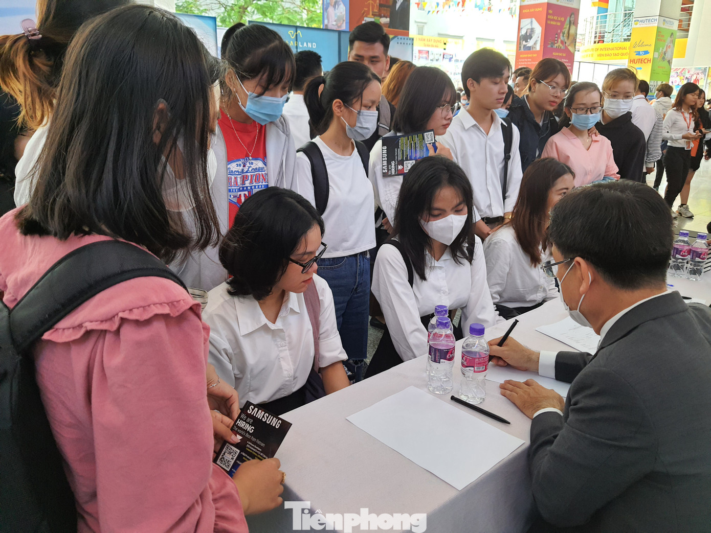 Sinh viên trong một buổi tham gia ngày hội việc làm do một trường đại học tại TPHCM tổ chức Sinh viên trong một buổi tham gia ngày hội việc làm do một trường đại học tại TPHCM tổ chức