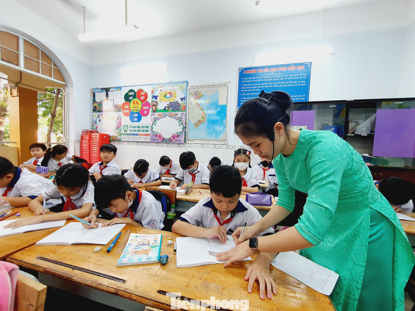 Lớp học sĩ số đông tạo nhiều áp lực cho cả cô và trò (ảnh Nguyễn Dũng)