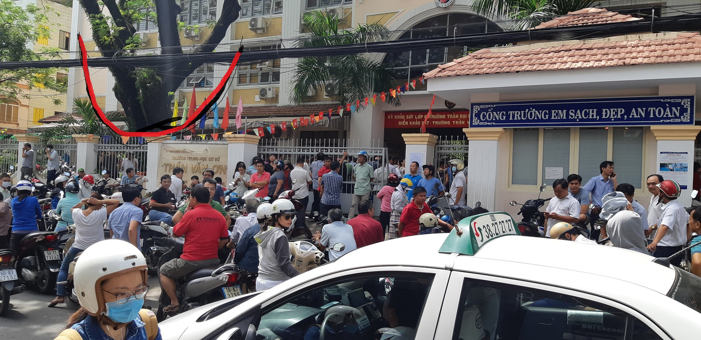 Vị trí cây me cổ thụ (đánh dấu màu đỏ) trước khi bật gốc ngã đổ vào sáng 3/4. Ảnh: Nguyễn Dũng.