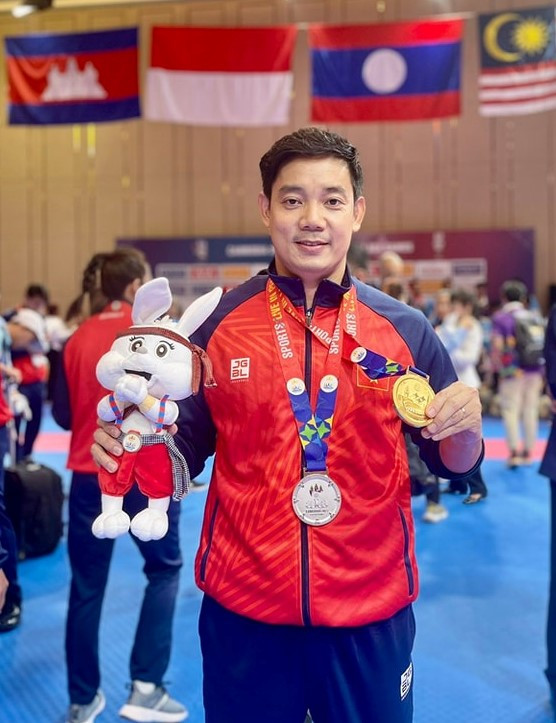 Thầy Lê Đức Duy cùng cùng 2 huy chương vàng và bạc tại SEA Games 32 Thầy Lê Đức Duy cùng cùng 2 huy chương vàng và bạc tại SEA Games 32