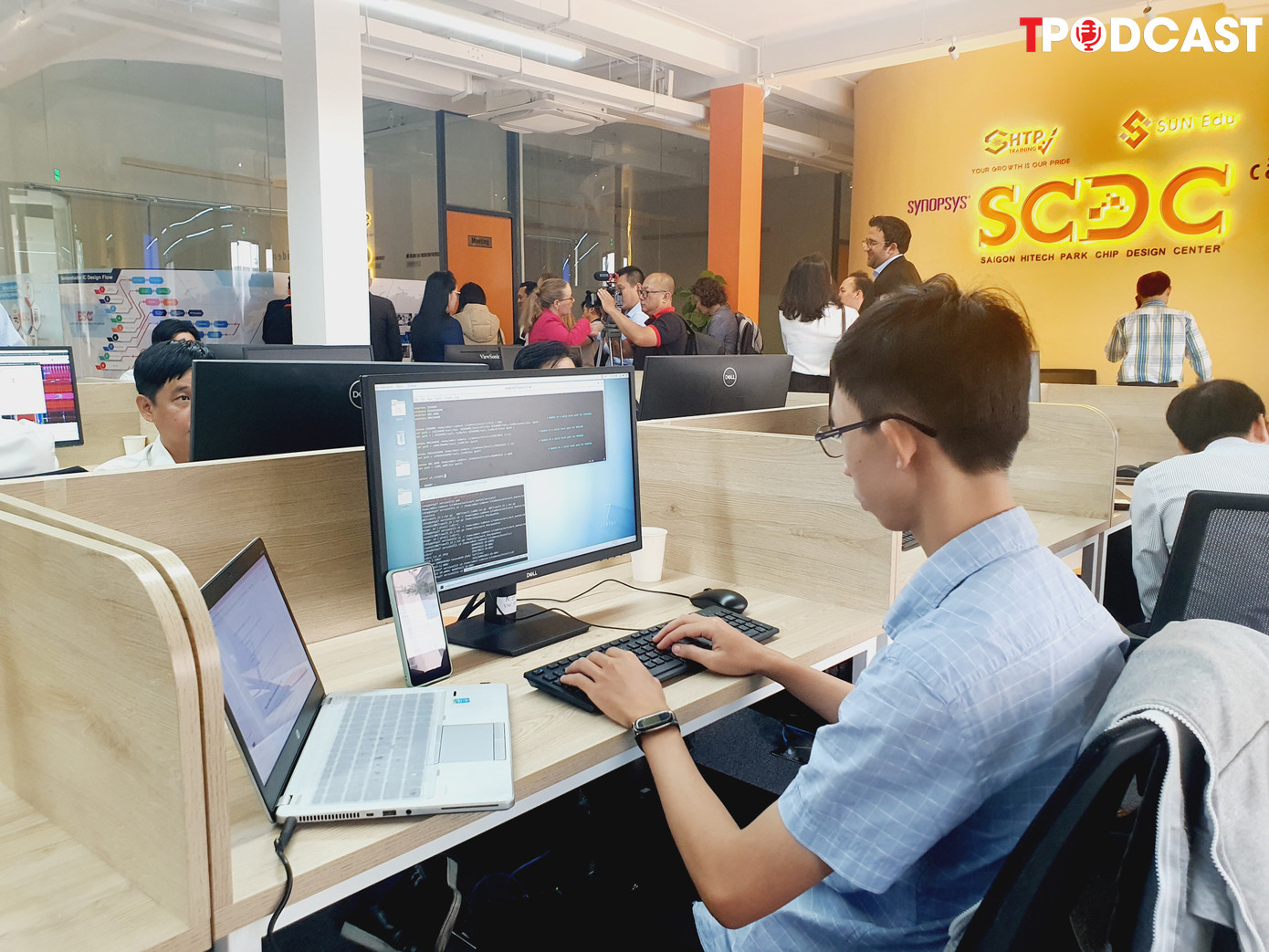 Nhân viên tại một công ty ở Khu công nghệ cao TPHCM đang làm việc trong lĩnh vực thiết kế vi mạch - công nghệ bán dẫn (ảnh: Nguyễn Dũng) Nhân viên tại một công ty ở Khu công nghệ cao TPHCM đang làm việc trong lĩnh vực thiết kế vi mạch - công nghệ bán dẫn (ảnh: Nguyễn Dũng)