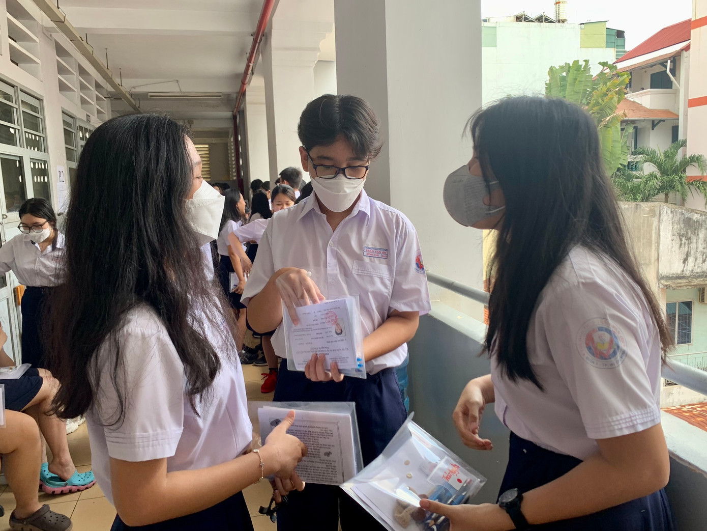 Học sinh vui vẻ trao đổi chờ đến giờ vào phòng thi (ảnh: Thùy Linh) Học sinh vui vẻ trao đổi chờ đến giờ vào phòng thi (ảnh: Thùy Linh)