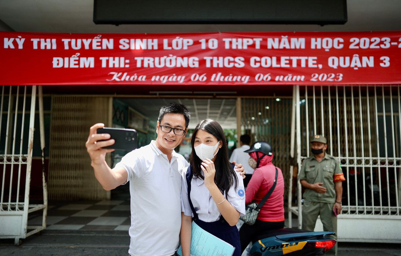 Anh Tuấn và con gái trước cổng trường thi (ảnh: Phạm Thọ) Anh Tuấn và con gái trước cổng trường thi (ảnh: Phạm Thọ)