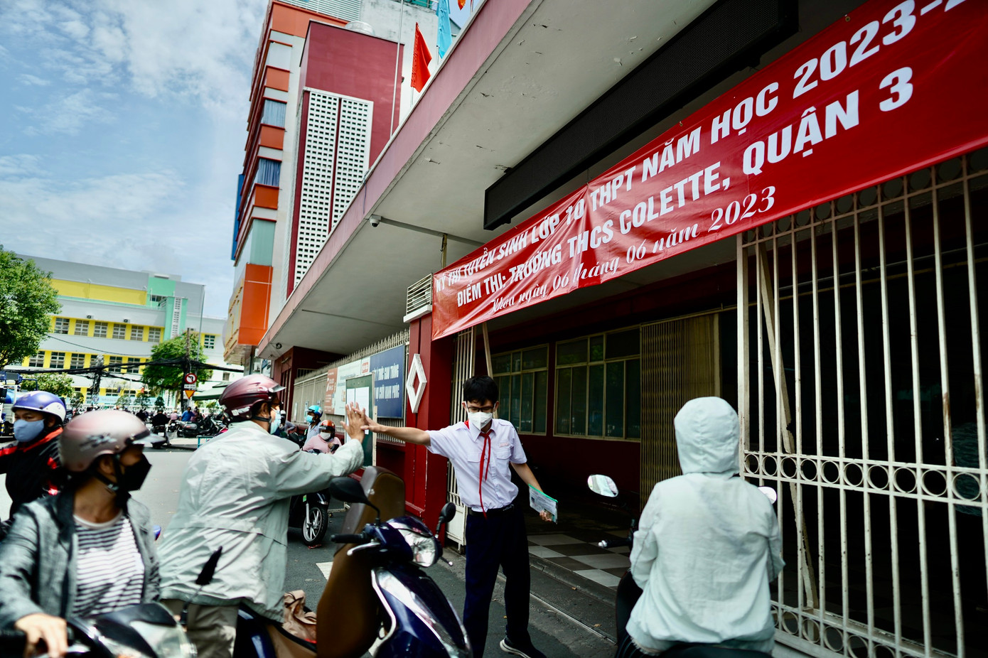 Thí sinh tự tin chia tay bố vào phòng thi (ảnh: Phạm Thọ) Thí sinh tự tin chia tay bố vào phòng thi (ảnh: Phạm Thọ)