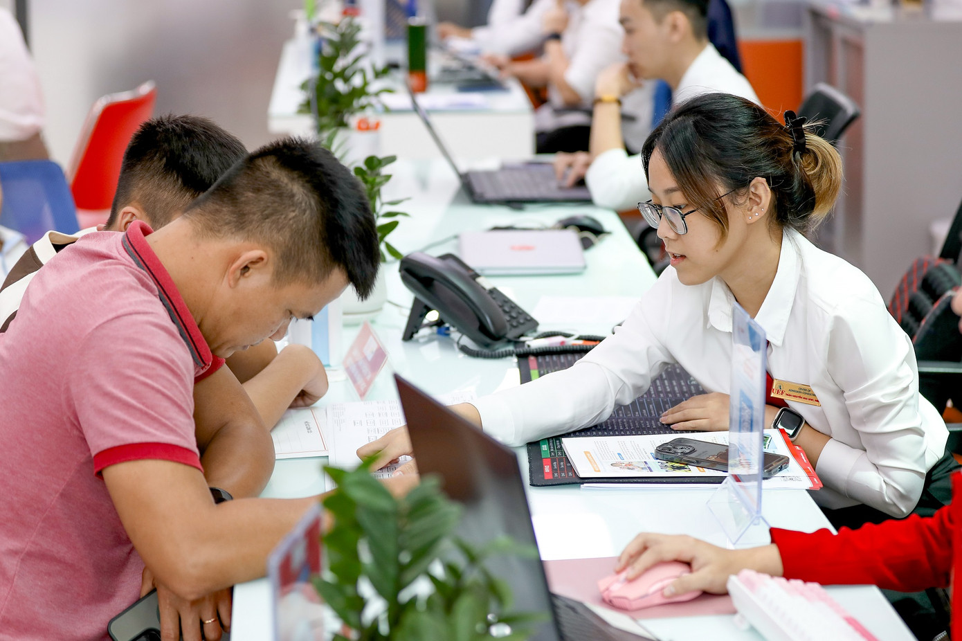 Thí sinh, phụ huynh tìm hiểu thông tin tuyển sinh tại một trường đại học ở TPHCM Thí sinh, phụ huynh tìm hiểu thông tin tuyển sinh tại một trường đại học ở TPHCM