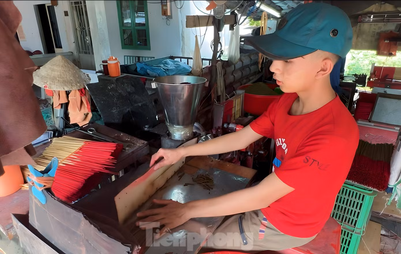 Dù mới 17 tuổi nhưng Minh Trí đã có 4 năm trong nghề làm nhang Dù mới 17 tuổi nhưng Minh Trí đã có 4 năm trong nghề làm nhang